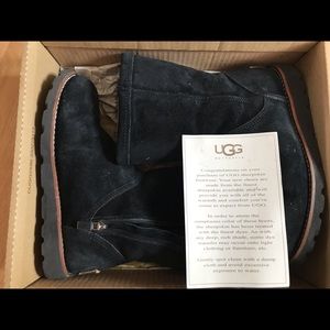 UGG w Selia black: Size 6 zip up